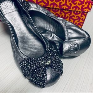 Tory Burch metallic Eddie bow flat size 8.5